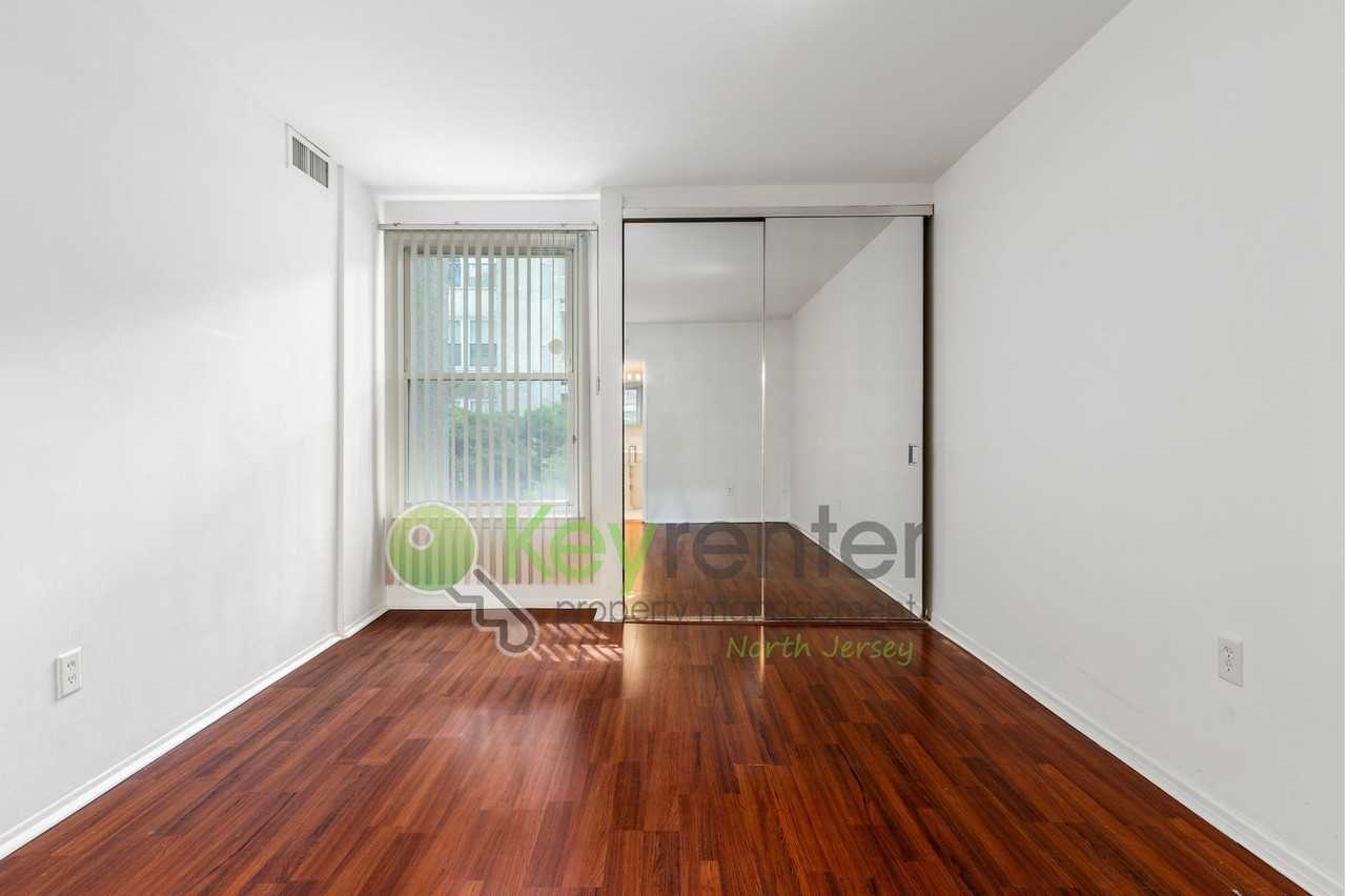 456 River Rd Apt A - Photo 3 of 19