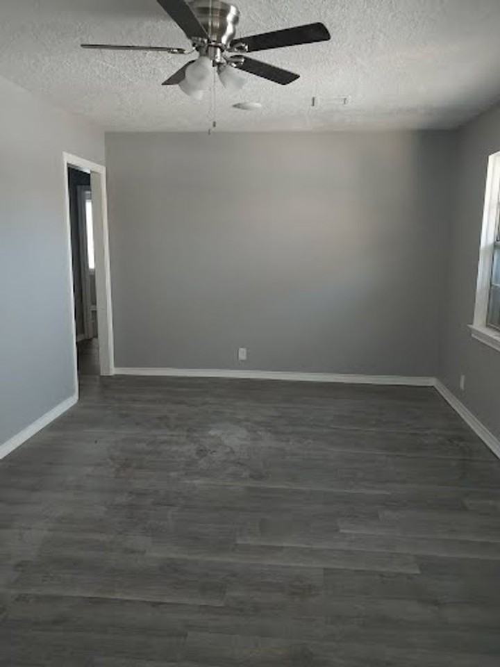 2240 S Bonn Ave - Photo 7 of 22