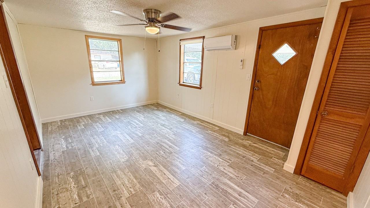 1104 E Main St - Photo 2 of 10