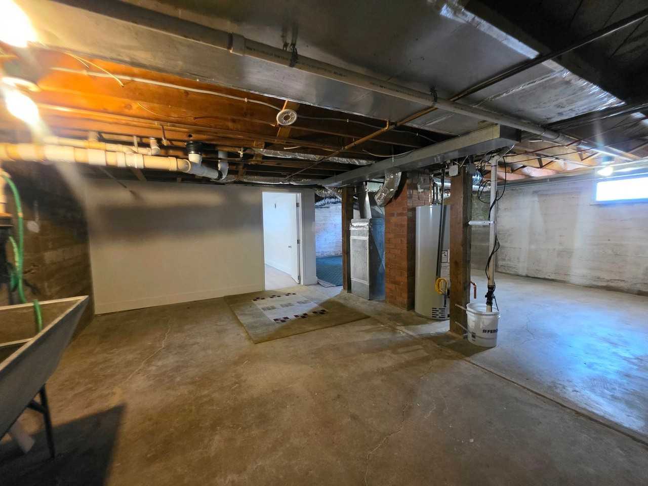 2137 Cedar St - Photo 4 of 15