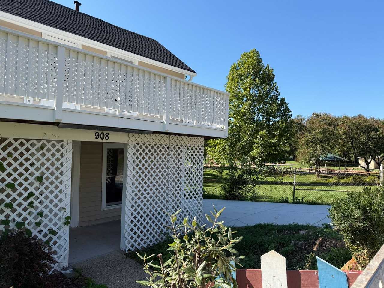 908 Rives St - Photo 2 of 38