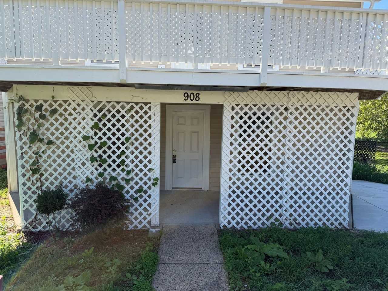 908 Rives St - Photo 3 of 38