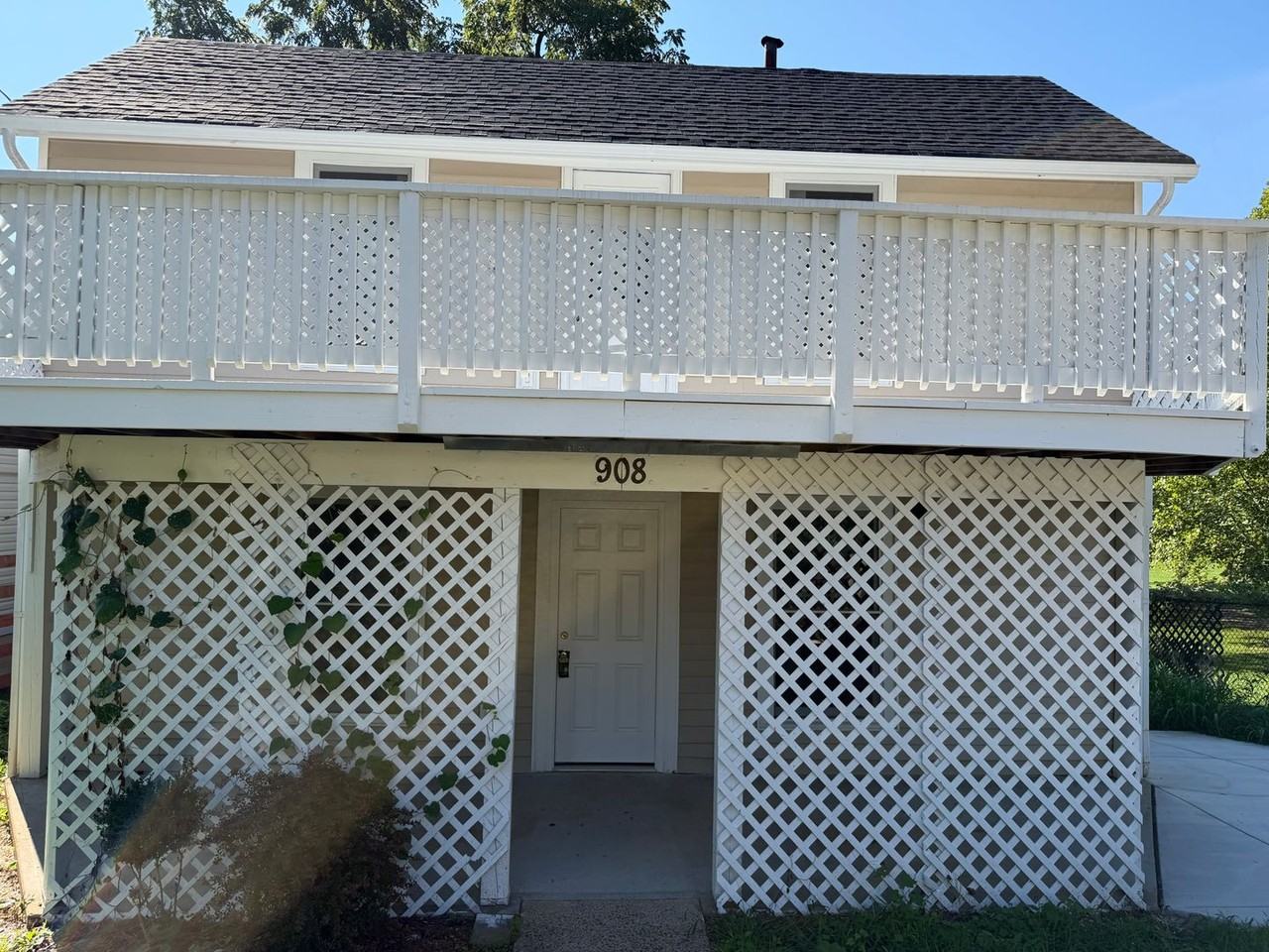 908 Rives St - Photo 4 of 38