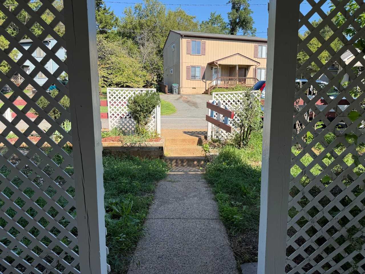 908 Rives St - Photo 6 of 38