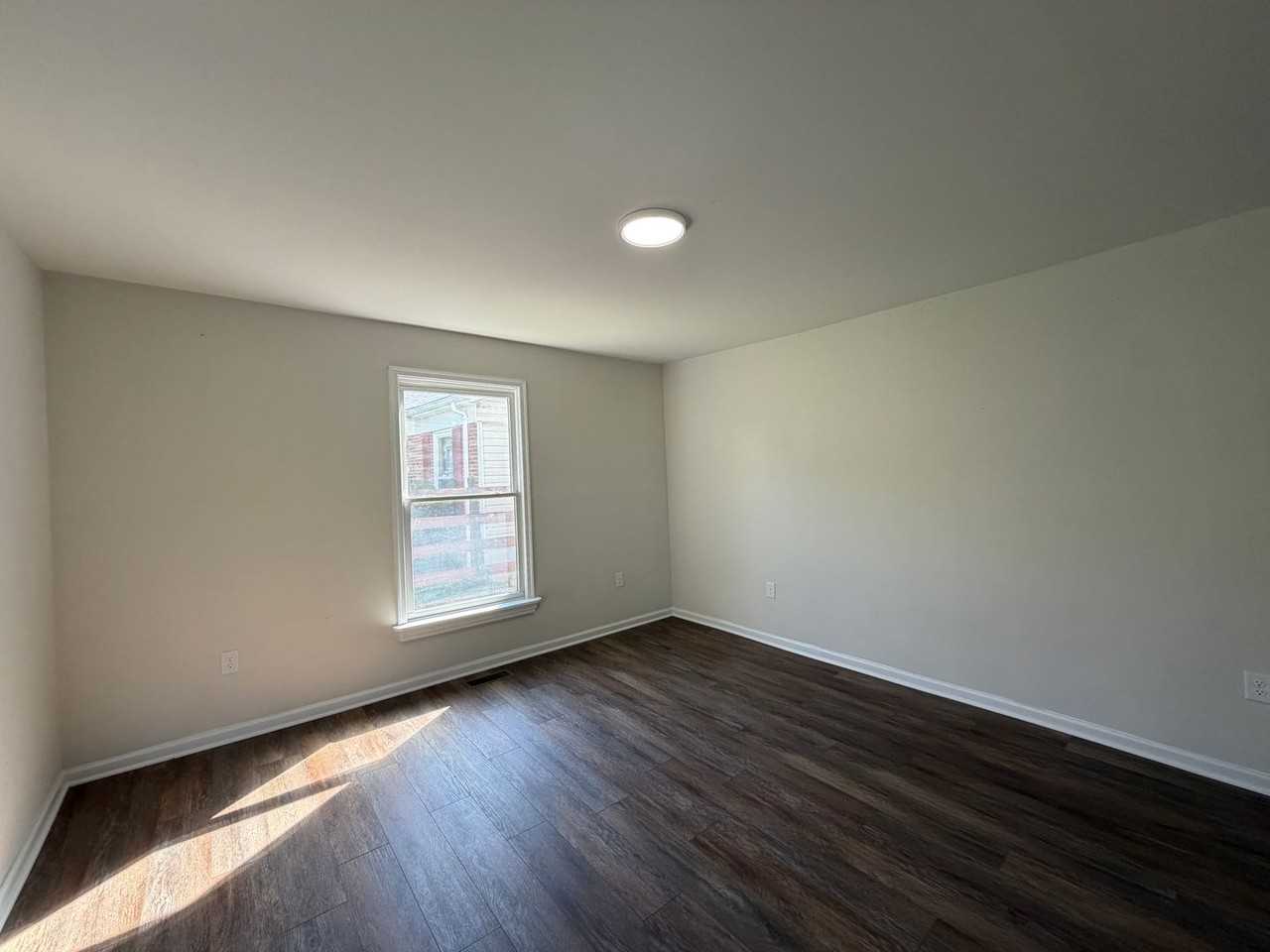 908 Rives St - Photo 7 of 38