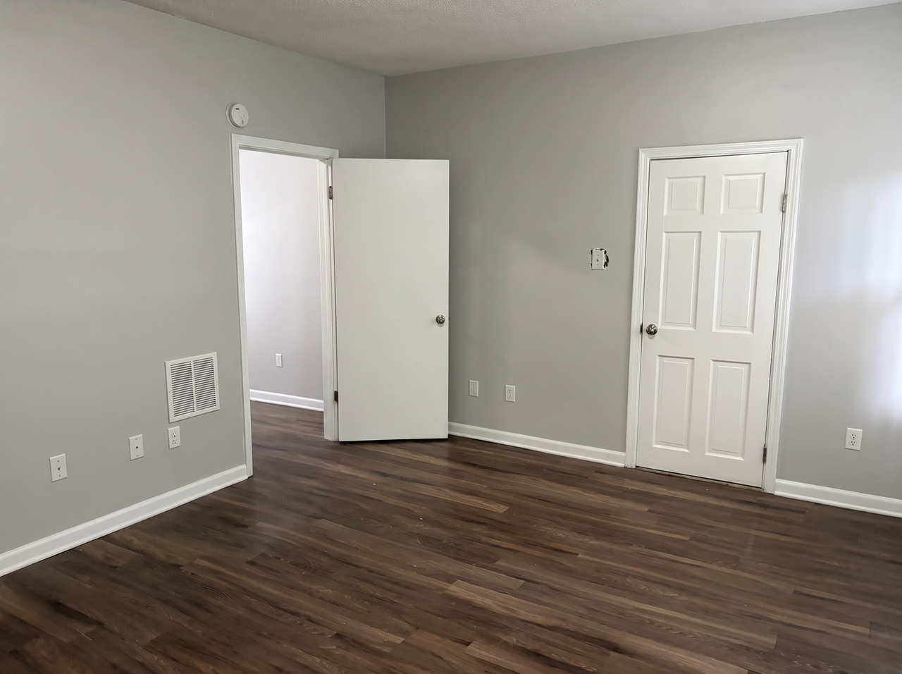 1149 Raymond St - Photo 7 of 17