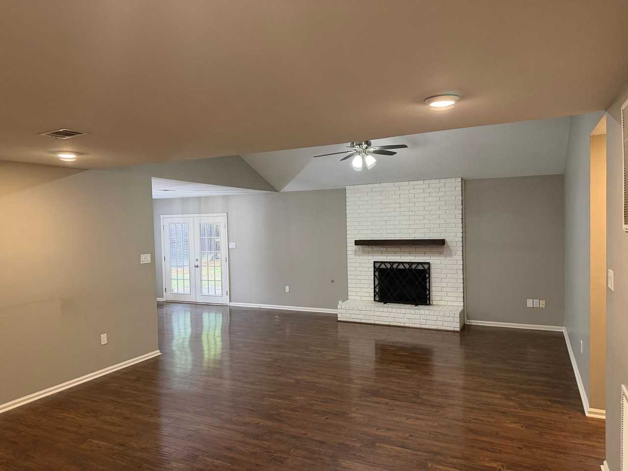 2 S Hampton Cv - Photo 3 of 20