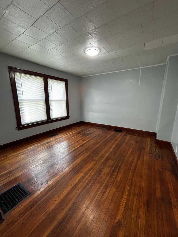 145 N Hague Ave - Photo 4 of 13