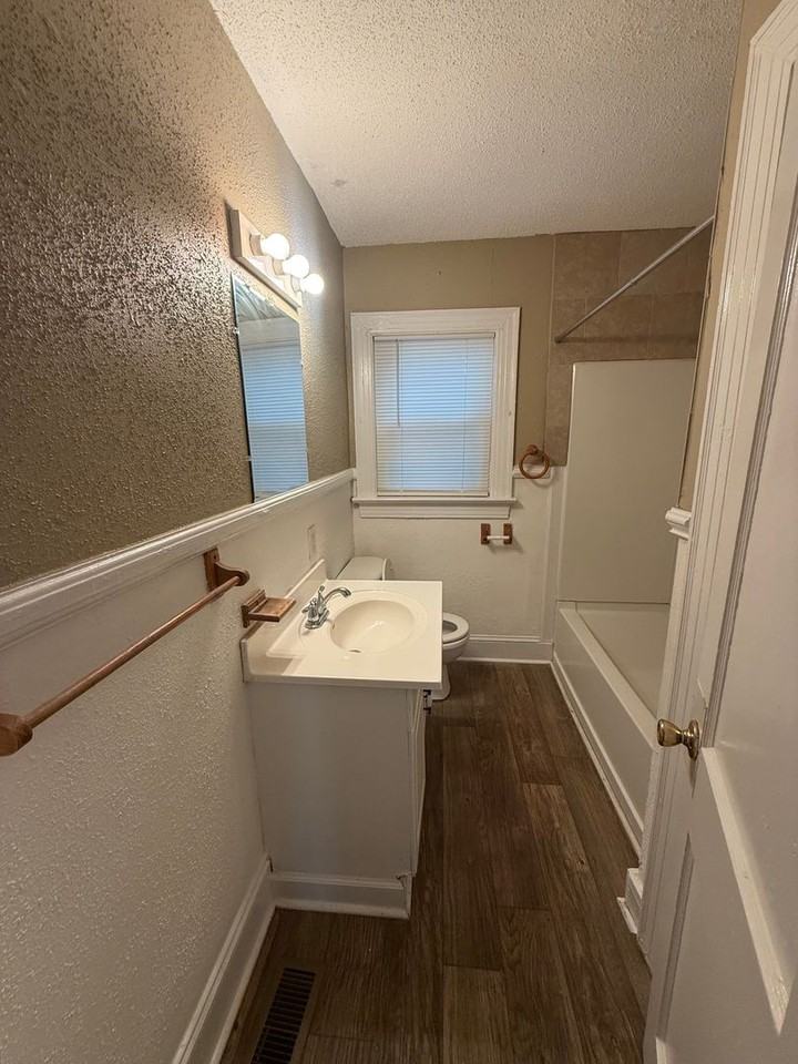 615 Hudson St - Photo 3 of 16
