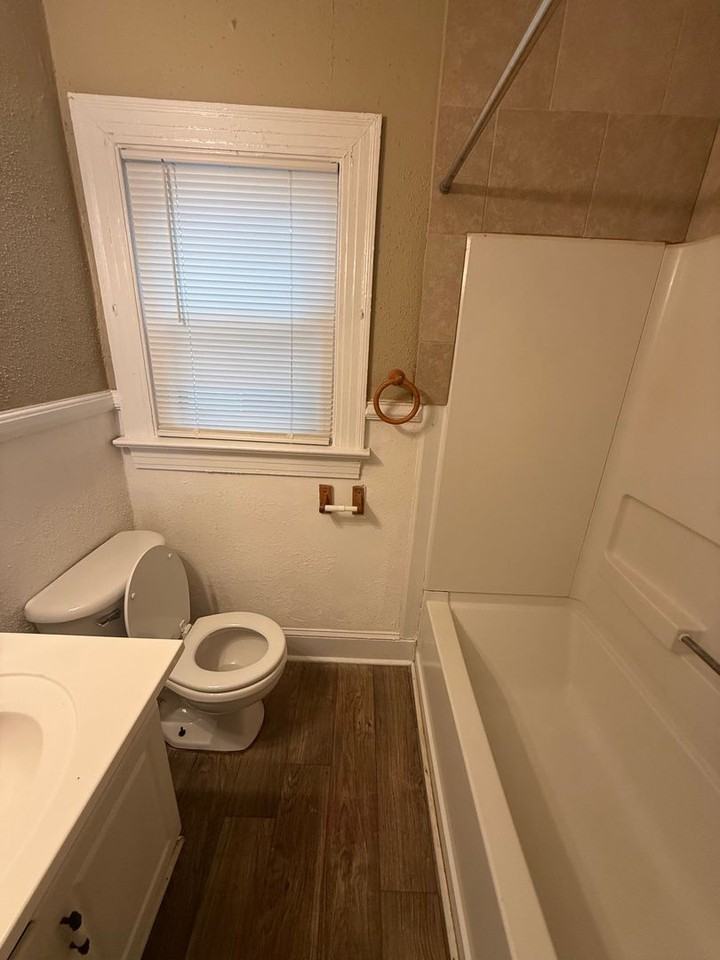 615 Hudson St - Photo 4 of 16