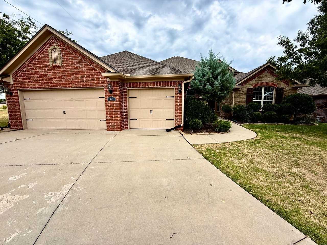 4321 Carrington Ct - Photo 3 of 31