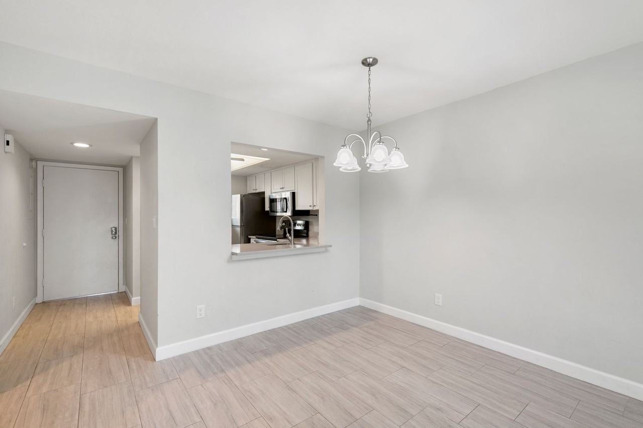 1008 Manatee Rd - Photo 2 of 24