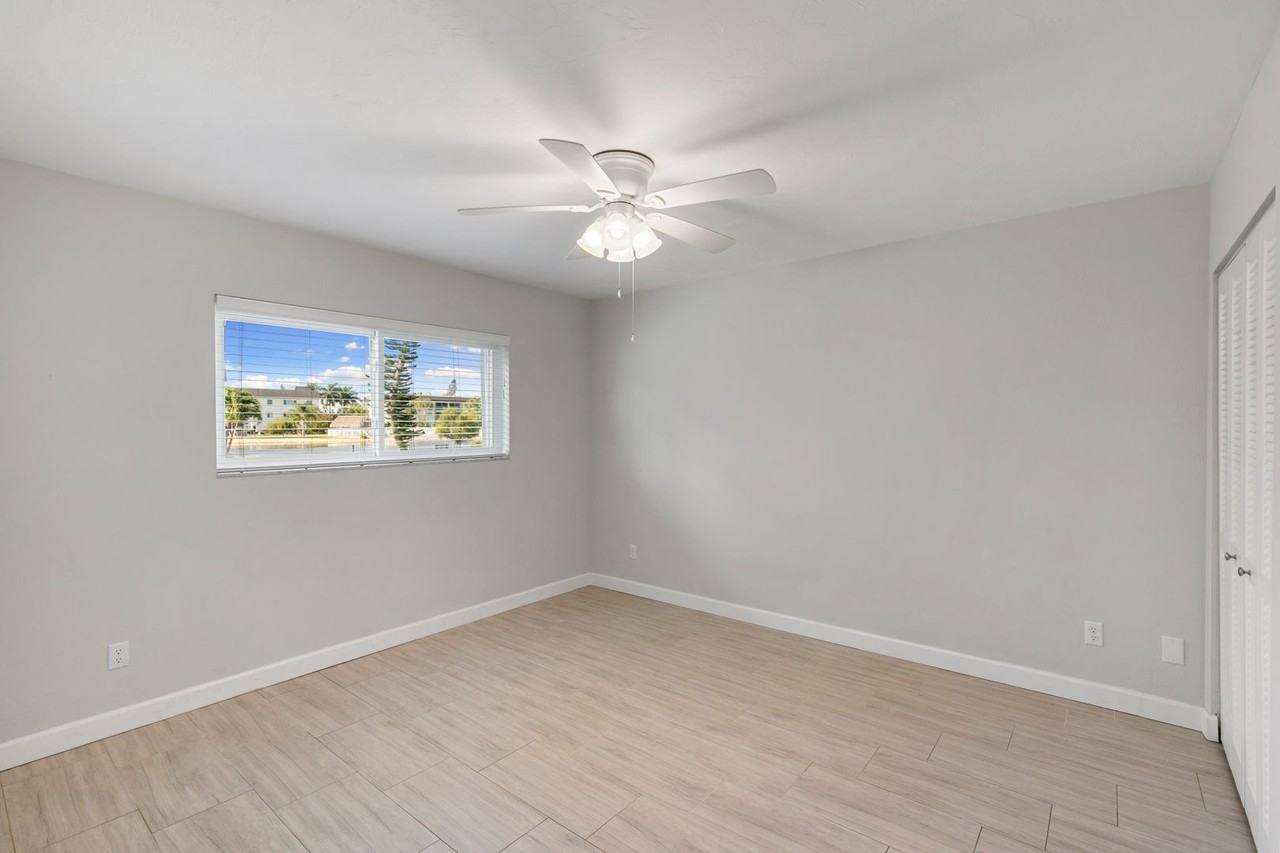 1008 Manatee Rd - Photo 4 of 24