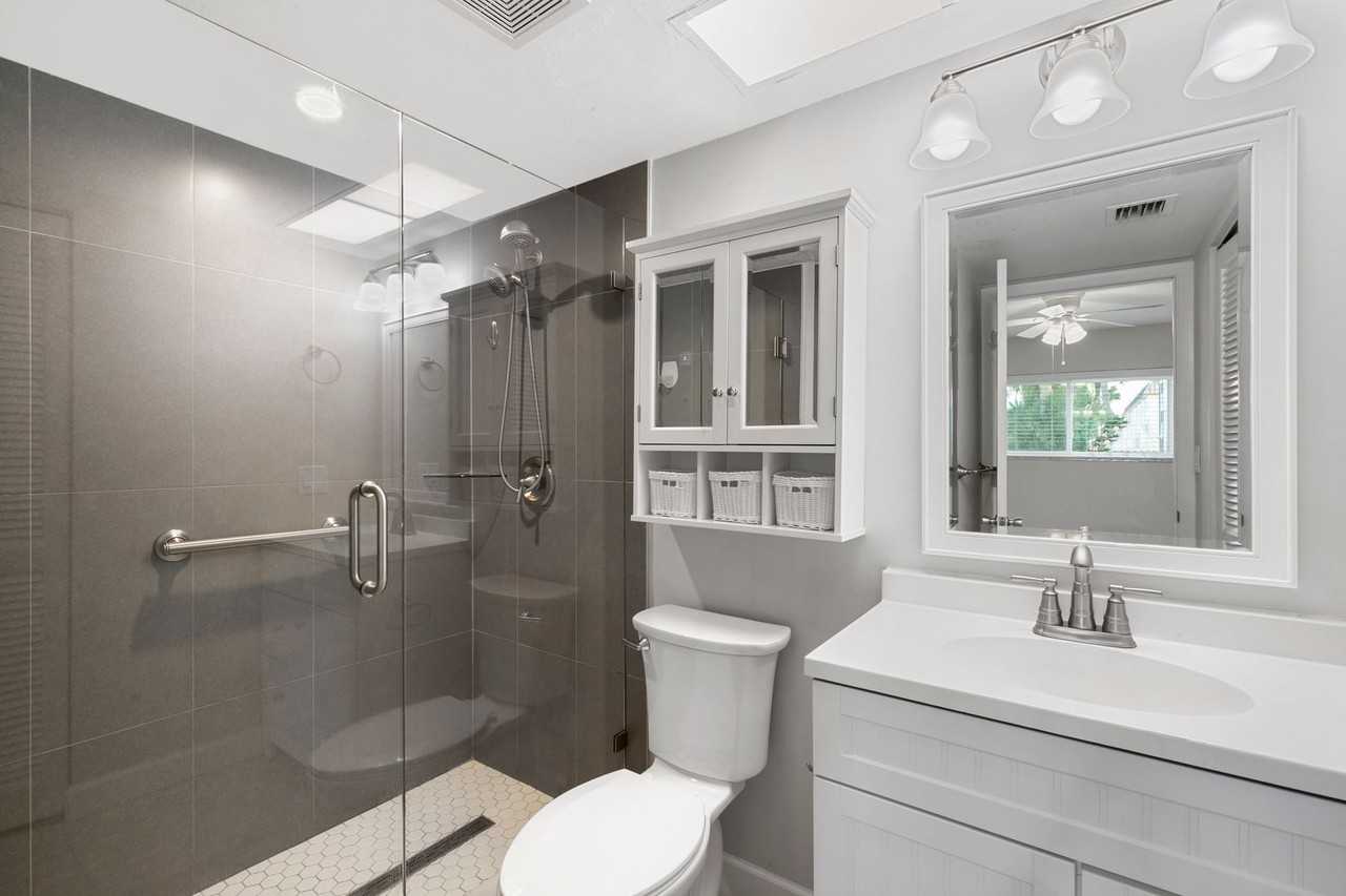 1008 Manatee Rd - Photo 5 of 24
