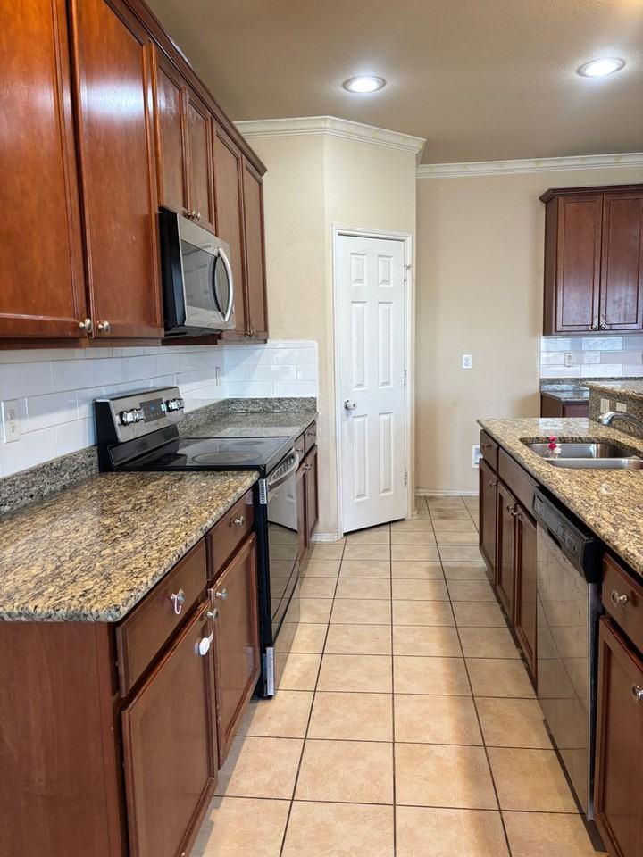 7509 Berrenda Dr - Photo 3 of 6