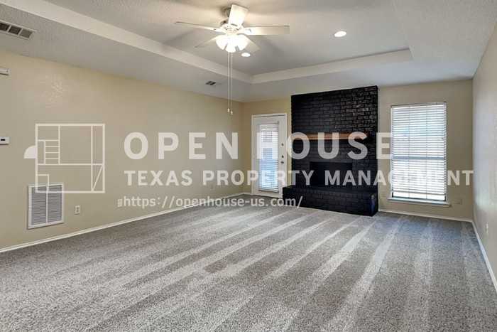 1112 Colony St - Photo 4 of 20