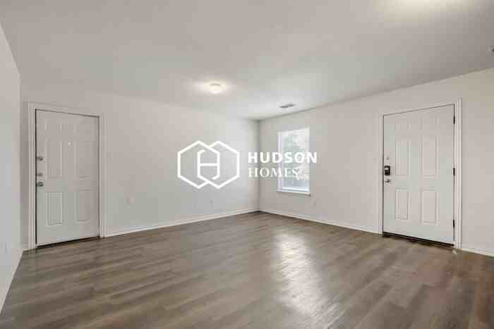 2106 Henry St #B - Photo 3 of 14