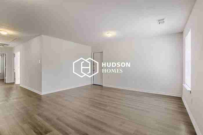 2106 Henry St #B - Photo 4 of 14