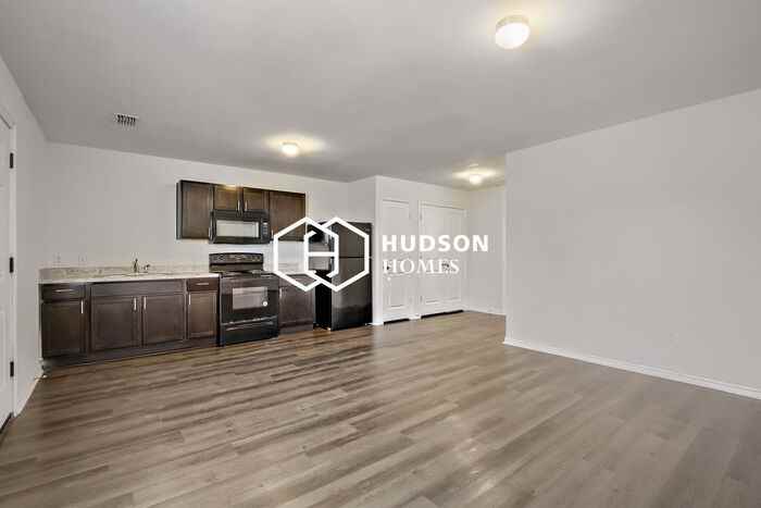 2106 Henry St #B - Photo 5 of 14