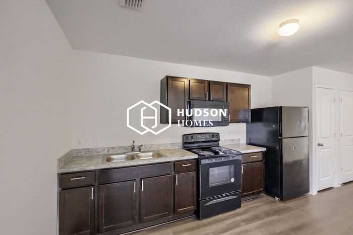2106 Henry St #B - Photo 6 of 14