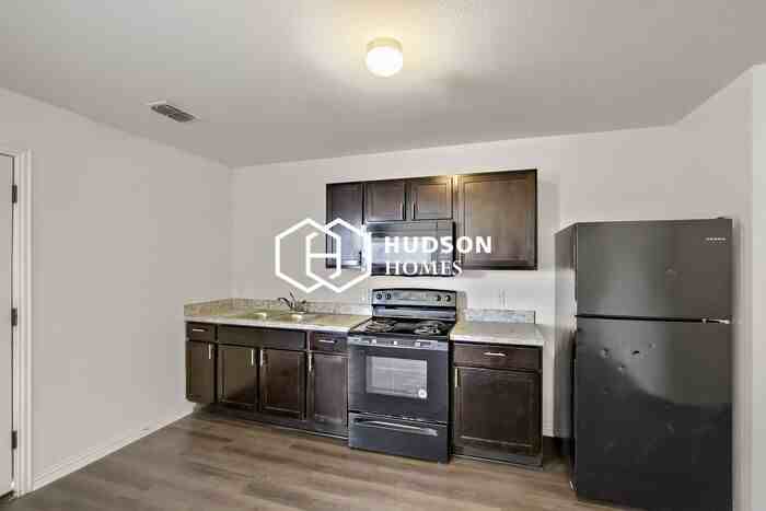 2106 Henry St #B - Photo 7 of 14