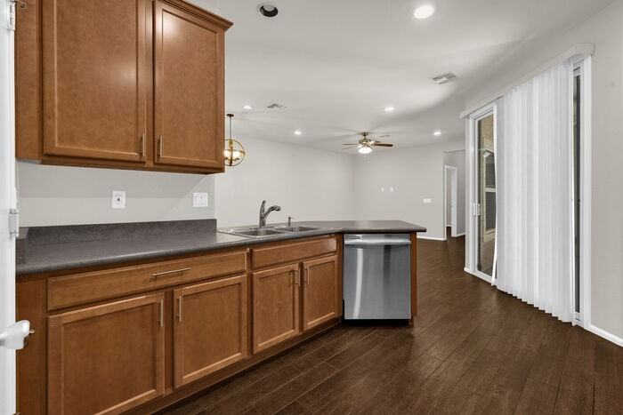 946 S Hawk Ln - Photo 5 of 35