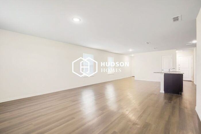 811 S Sutton St - Photo 3 of 14