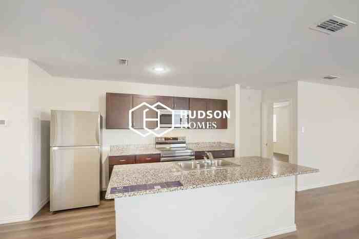 811 S Sutton St - Photo 5 of 14
