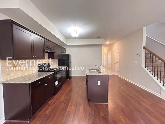 1598 Iris Walk - Photo 4 of 23