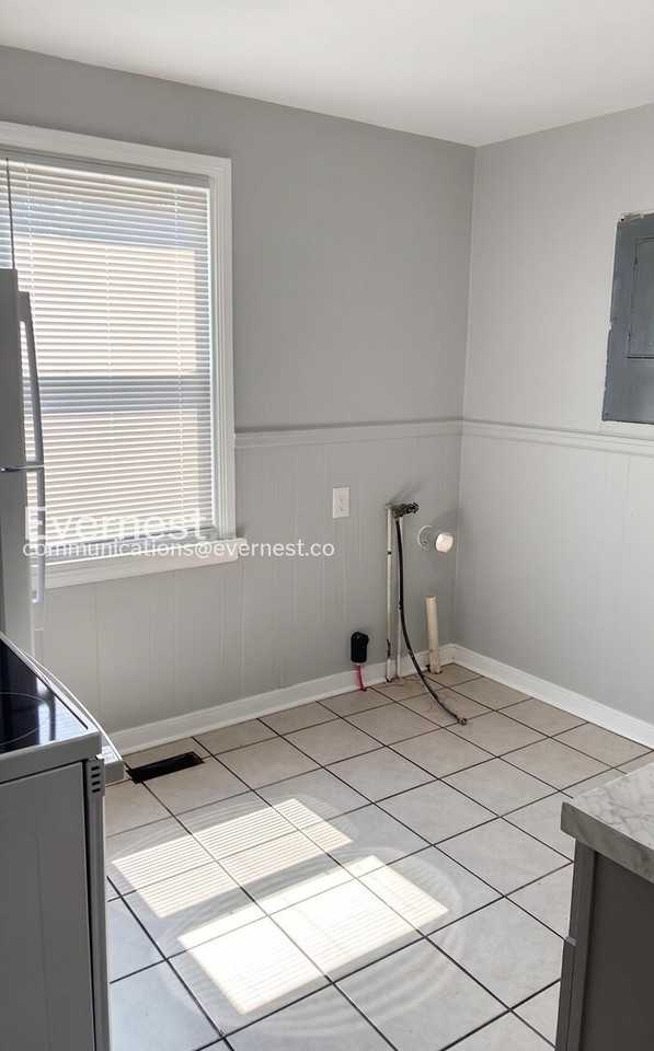 1903 Hobson Ln - Photo 4 of 18