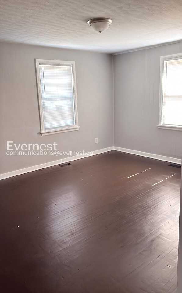 1903 Hobson Ln - Photo 5 of 18