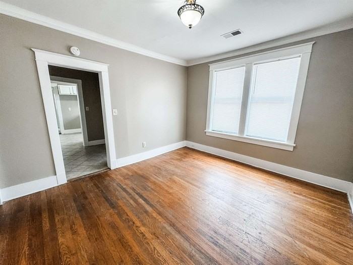1659 Jackson Ave - Photo 5 of 11