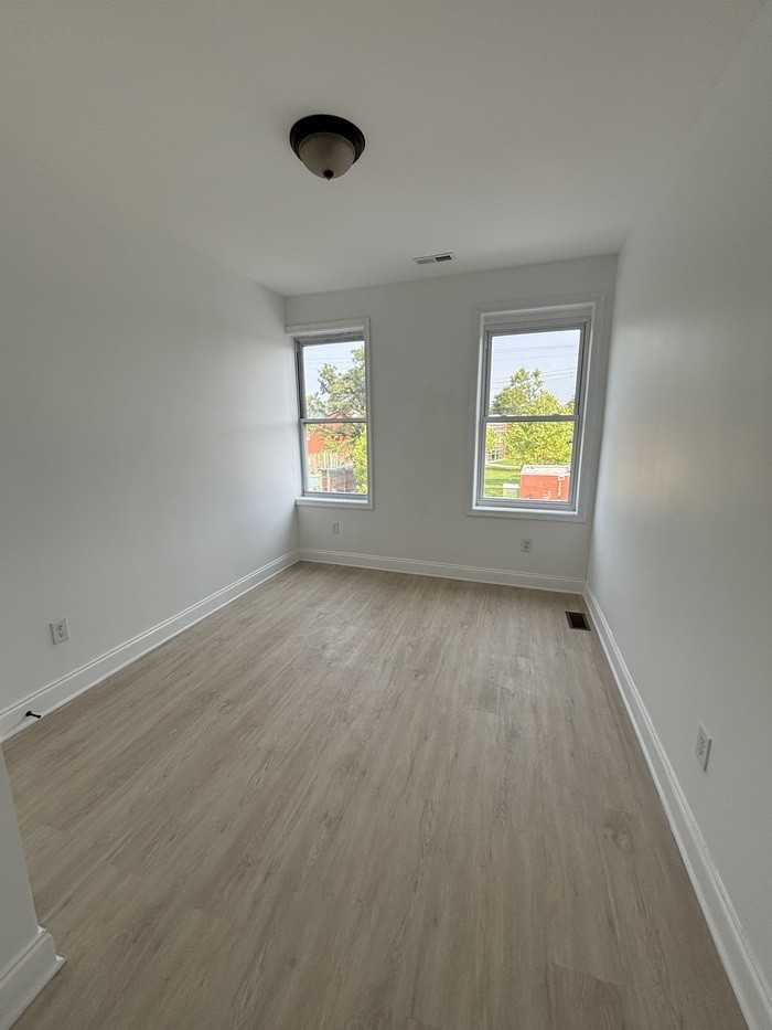 3299 W Garrison Ave - Photo 5 of 11