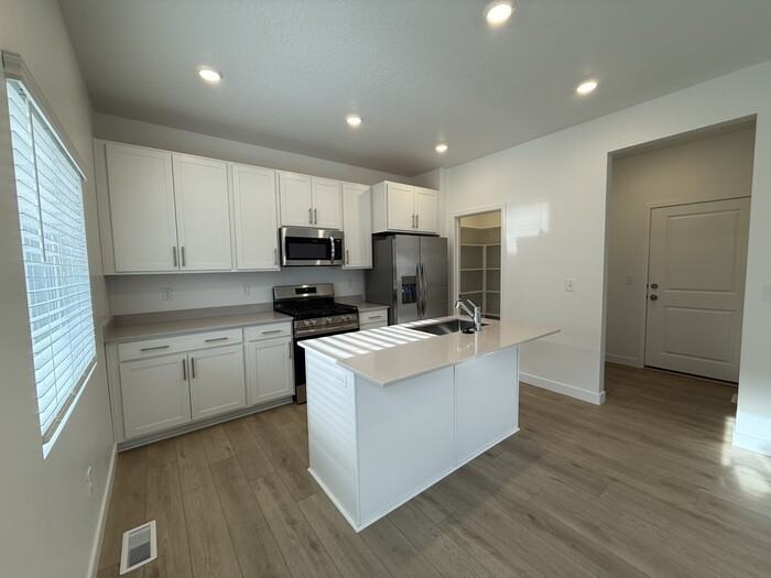 1545 W Bravo Dr - Photo 2 of 17