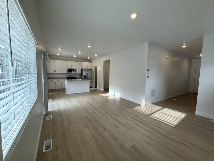 1545 W Bravo Dr - Photo 4 of 17