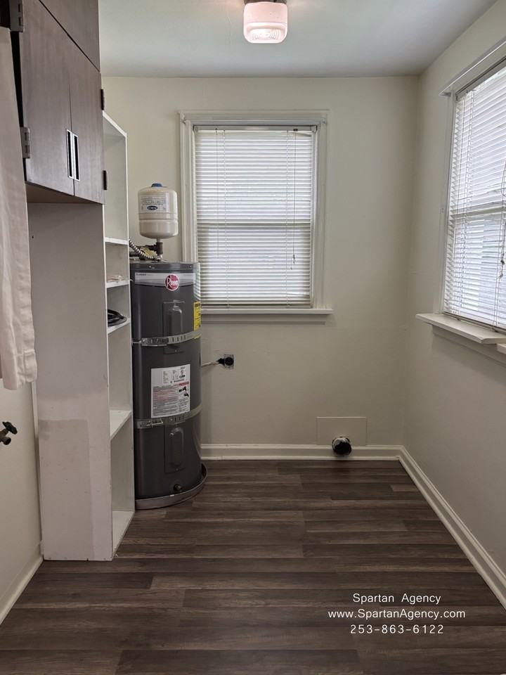 335 3rd St Se #1 - Photo 4 of 16