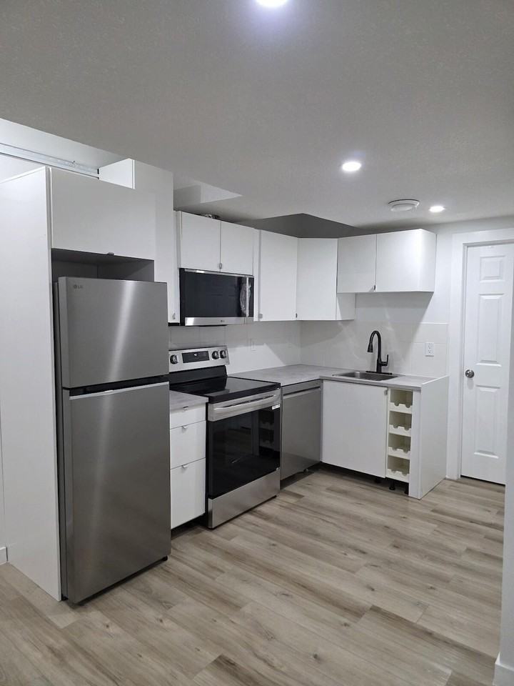 15836 19 Ave Sw - Photo 3 of 21