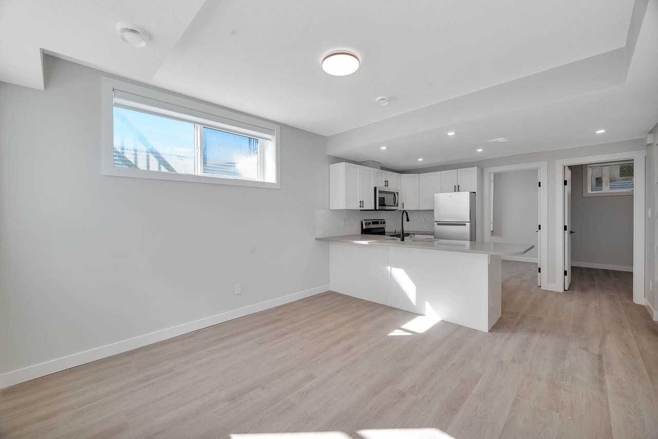 10411 161 St Nw - Photo 3 of 14