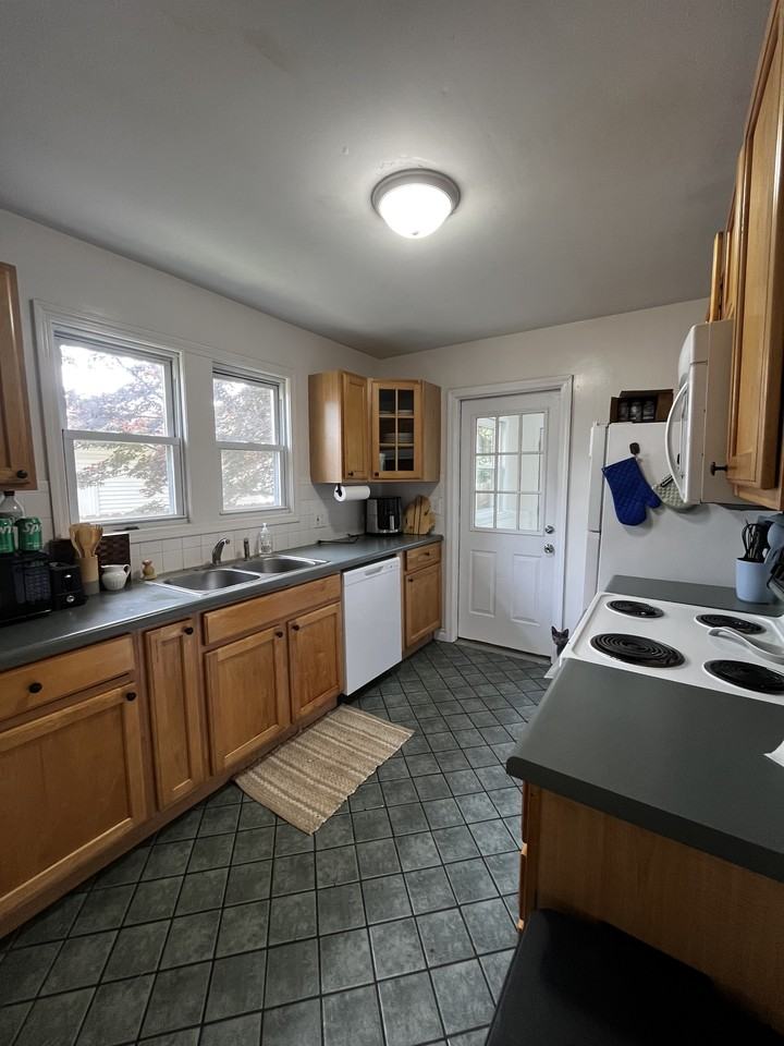 918 Clinton Ave #1 - Photo 6 of 10