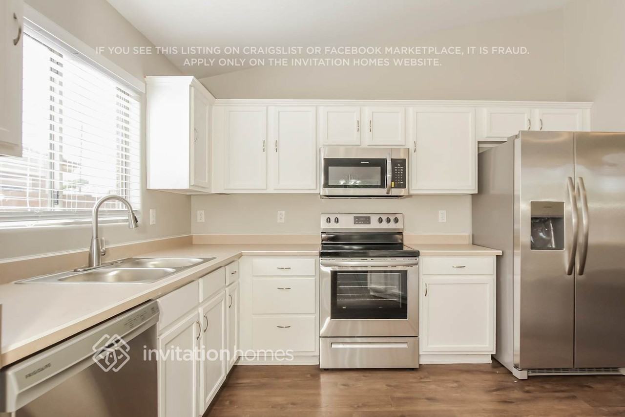 3352 E Chickadee Rd - Photo 5 of 15