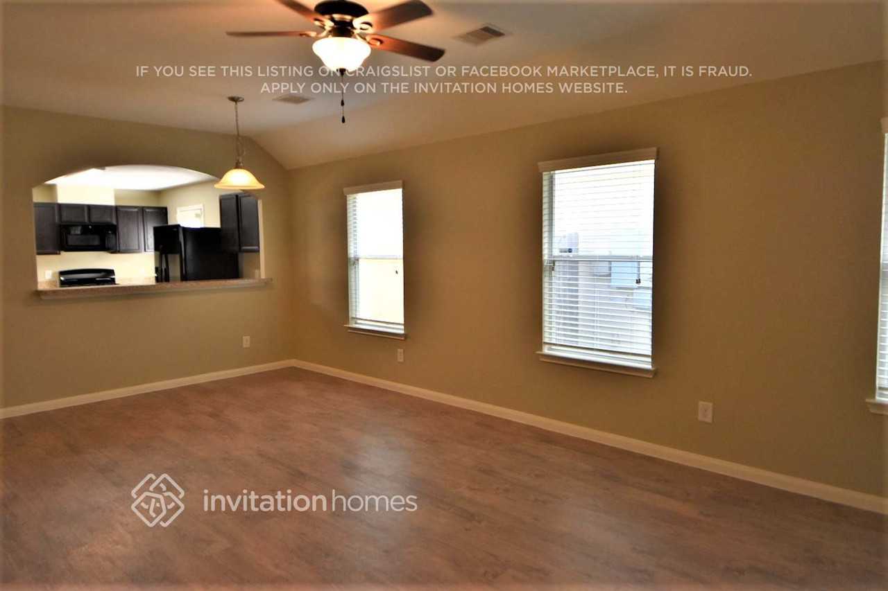 18742 N Lyford Dr - Photo 3 of 11