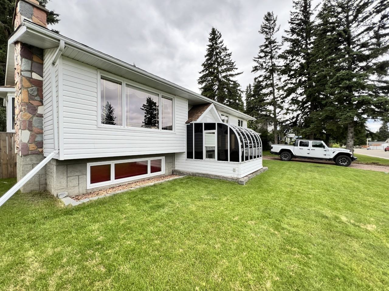 206 Pine Ave - Photo 2 of 50