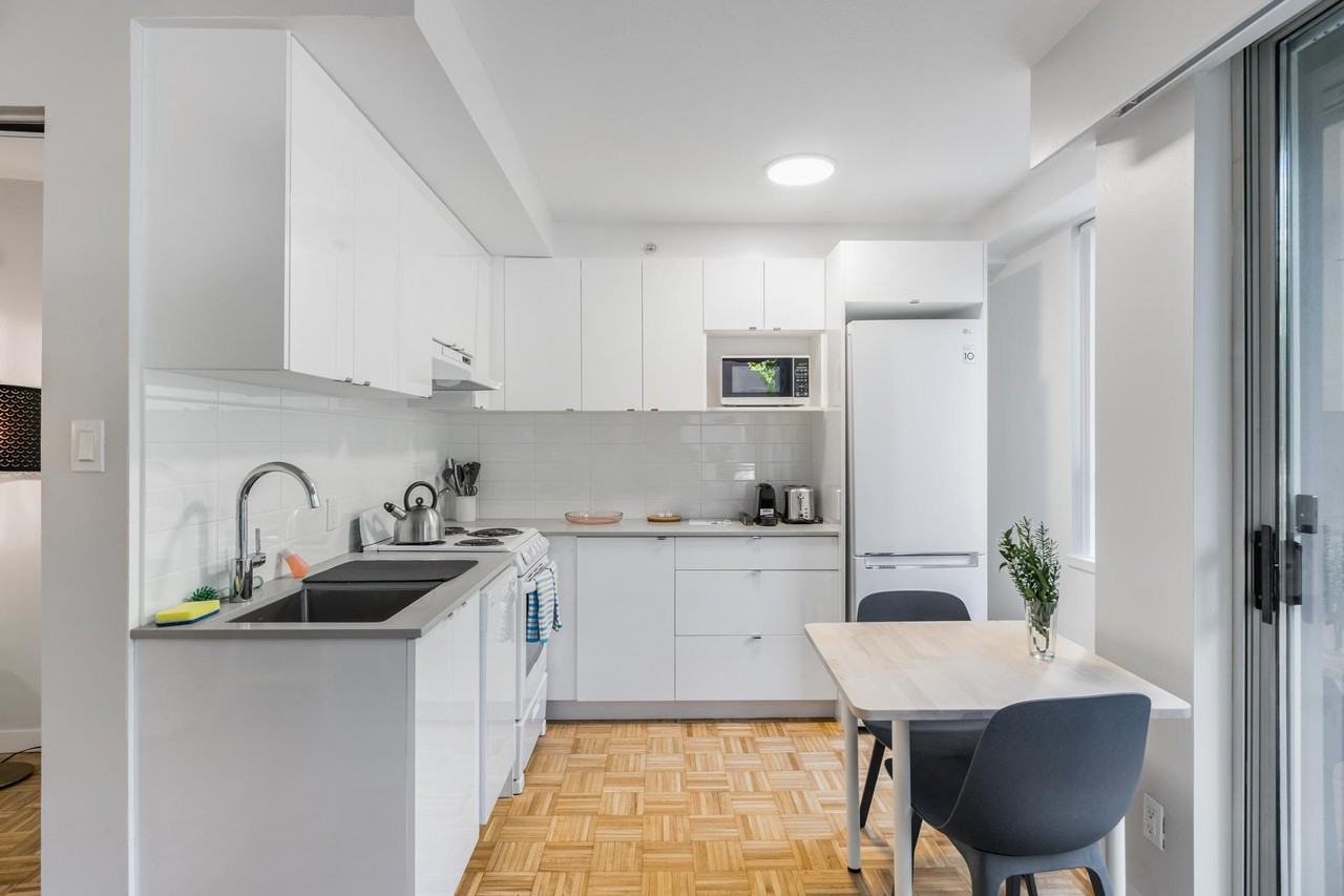 1033 Haro St - Photo 5 of 8