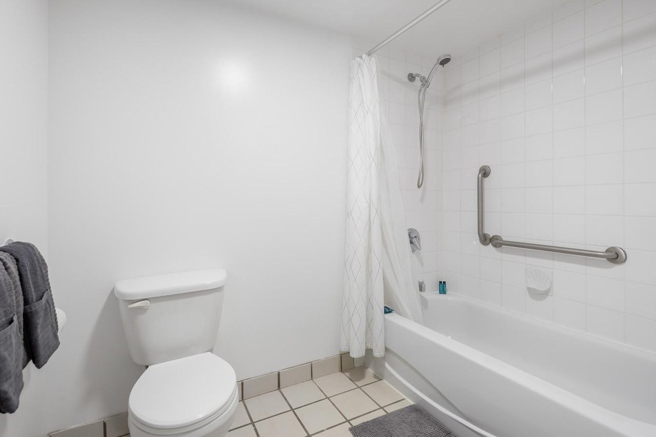 1033 Haro St - Photo 6 of 8