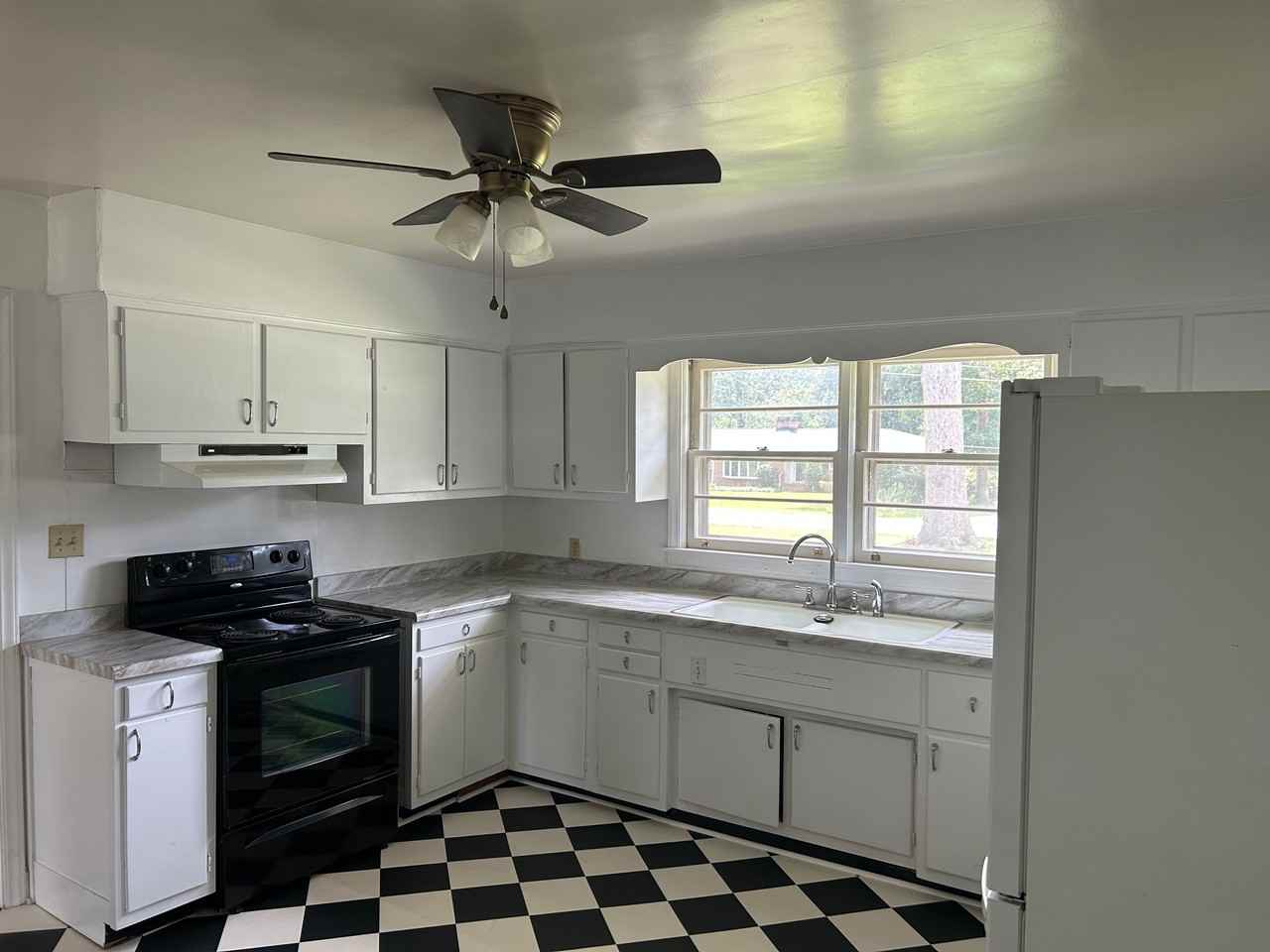 407 Elizabeth Dr #1 - Photo 4 of 15