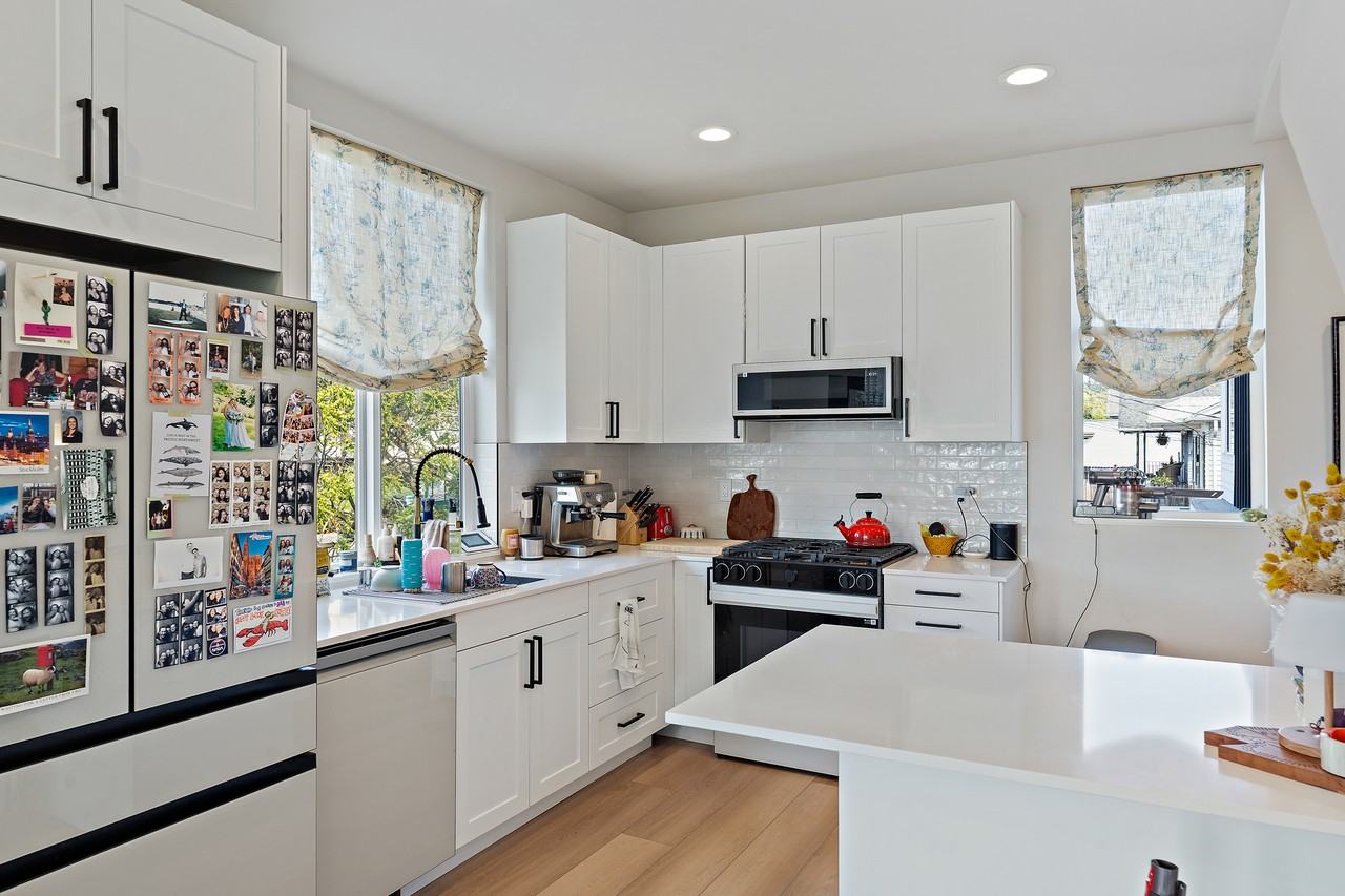 718 Nw 60th St #1 - Photo 3 of 20