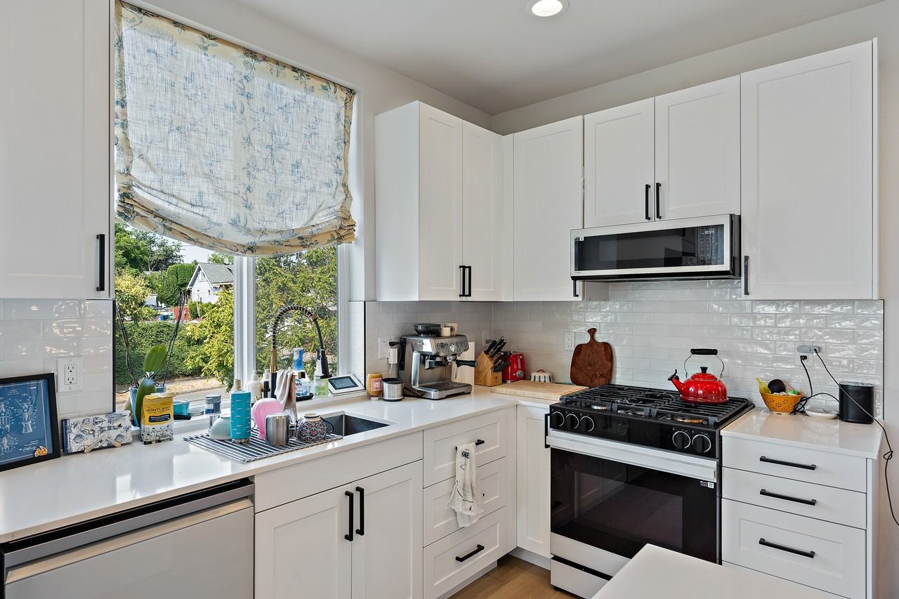 718 Nw 60th St #1 - Photo 4 of 20