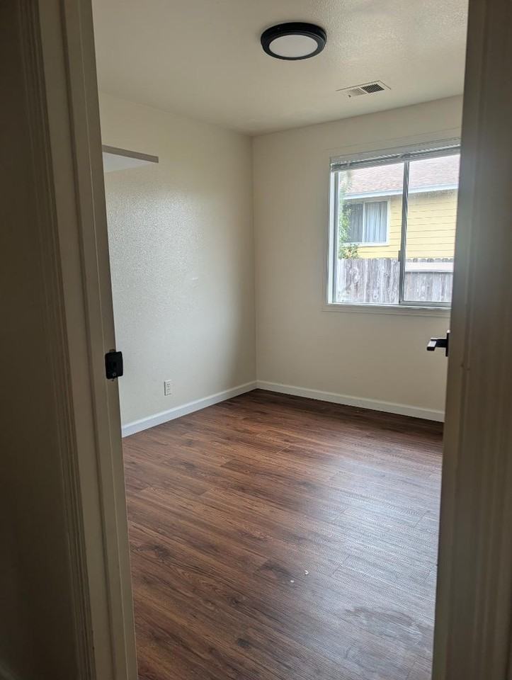 1060 Coach Way - Photo 6 of 10