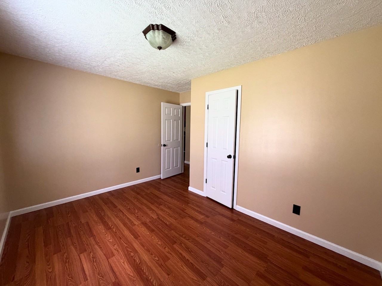 Sissom Lane Duplexes - Photo 4 of 7
