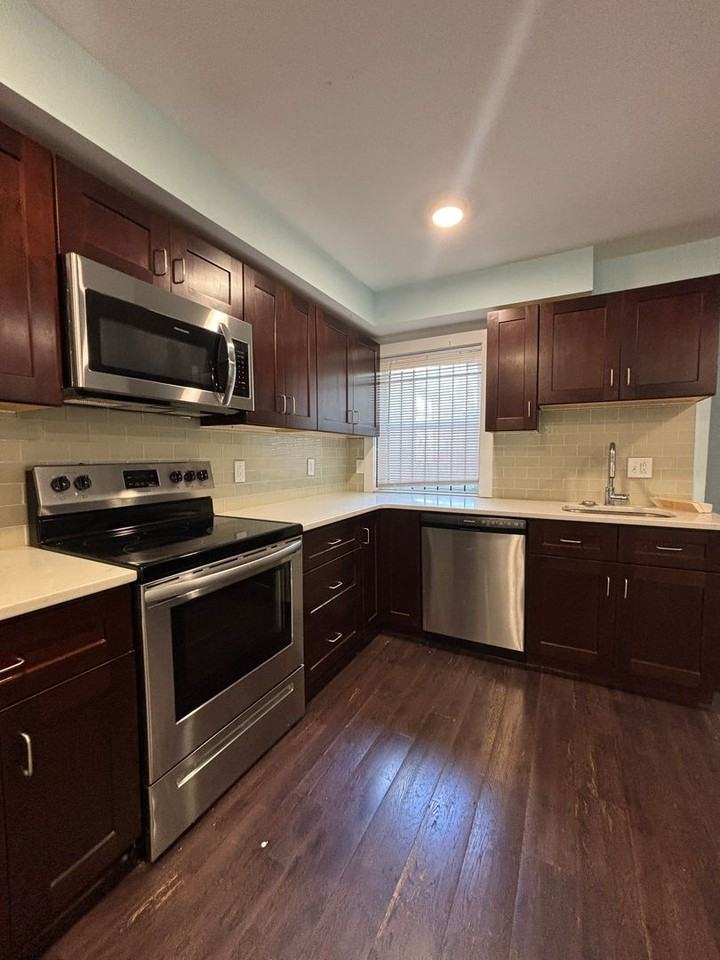 1609 Sydenham - Photo 3 of 50